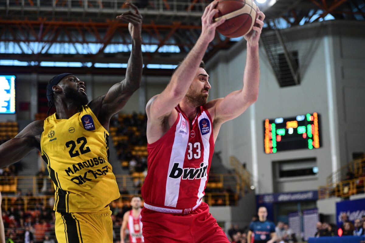 Χτύπησε στο δεξί χέρι ο Μιλουτίνοφ και πήγε στον πάγκο – Πότε θα πάει για εξετάσεις (vid)