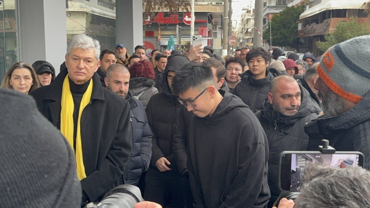 Στο τρισάγιο για τον Άλκη Καμπανό ο Ρίτσαρντ Σιάο (vid)