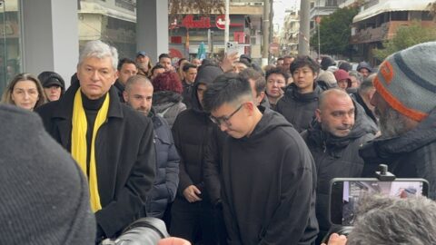 Στο τρισάγιο για τον Άλκη Καμπανό ο Ρίτσαρντ Σιάο (vid)