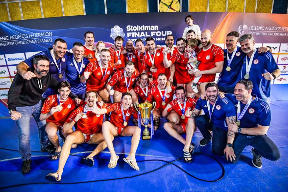 Η απονομή του Κυπέλλου στον Ολυμπιακό