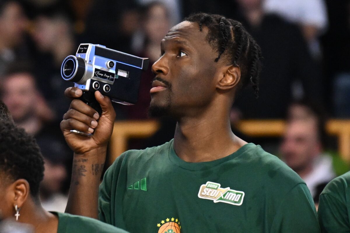 O Νάιτζελ Χέιζ-Ντέιβις με κάμερα Camp Snap CS-8