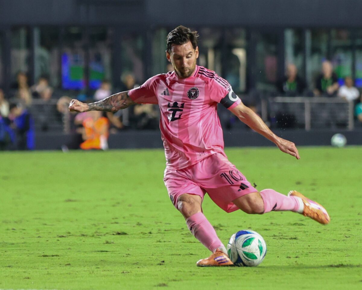 Έξαλλος ο Μέσι με τη διαιτησία μετά την ήττα της Ίντερ Μαϊάμι – Τον συγκράτησε ο Σουάρες (vid)