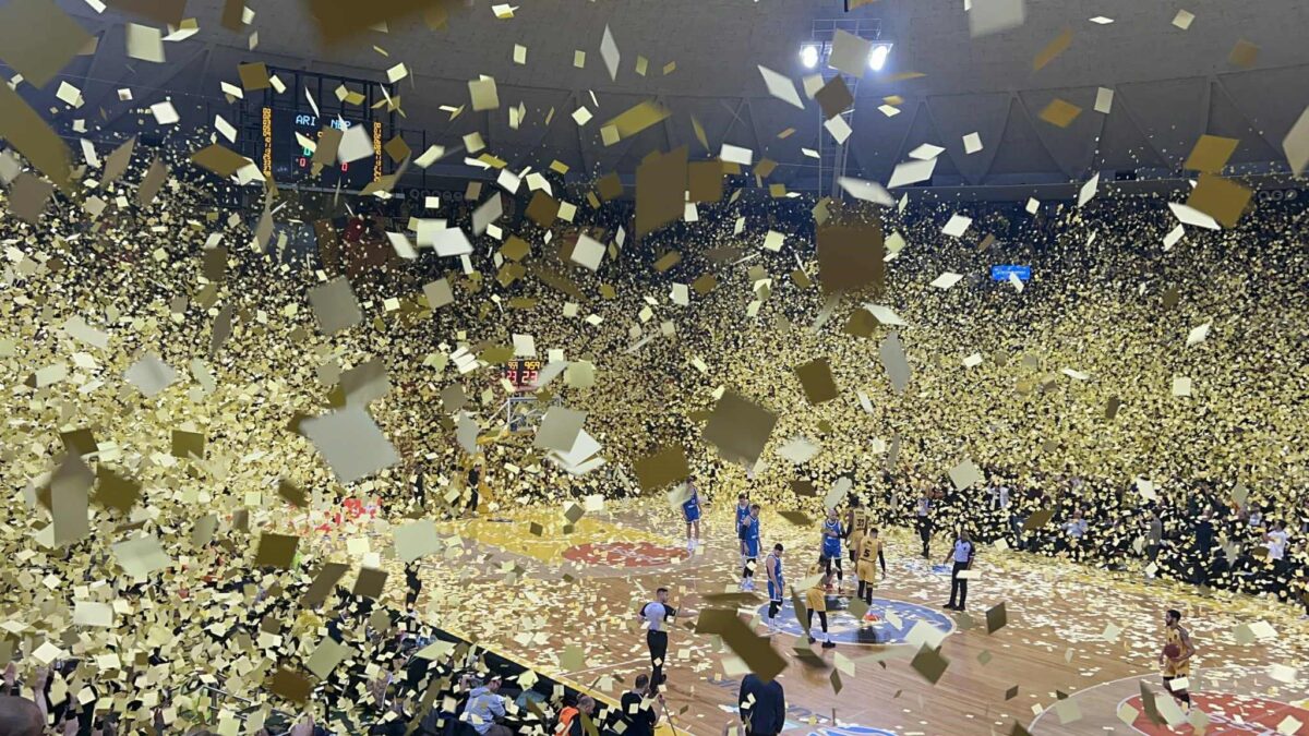 Η παρακάμερα από το Άρης-Νεπτούνας, τα χαρτάκια και η υπόκλιση στον κόσμο!