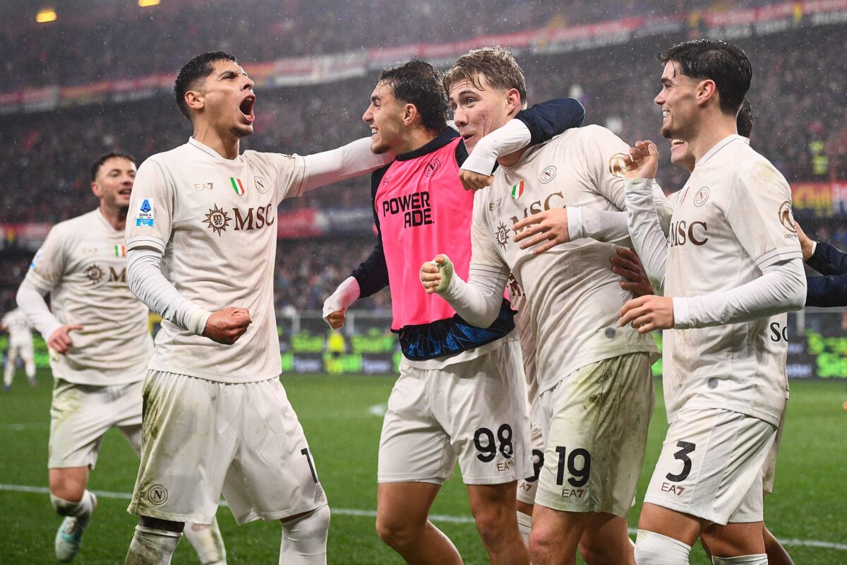 Η Νάπολι των δέκα παικτών απέδρασε από τη Γένοβα με buzzer beater του Χόιλουντ