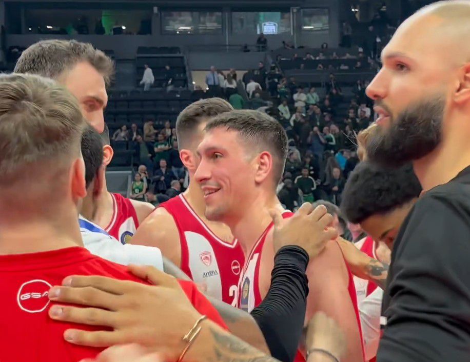 Πανηγυρισμοί με «φατούρο» στον Λαρεντζάκη μετά τη νίκη του Ολυμπιακού (vid)