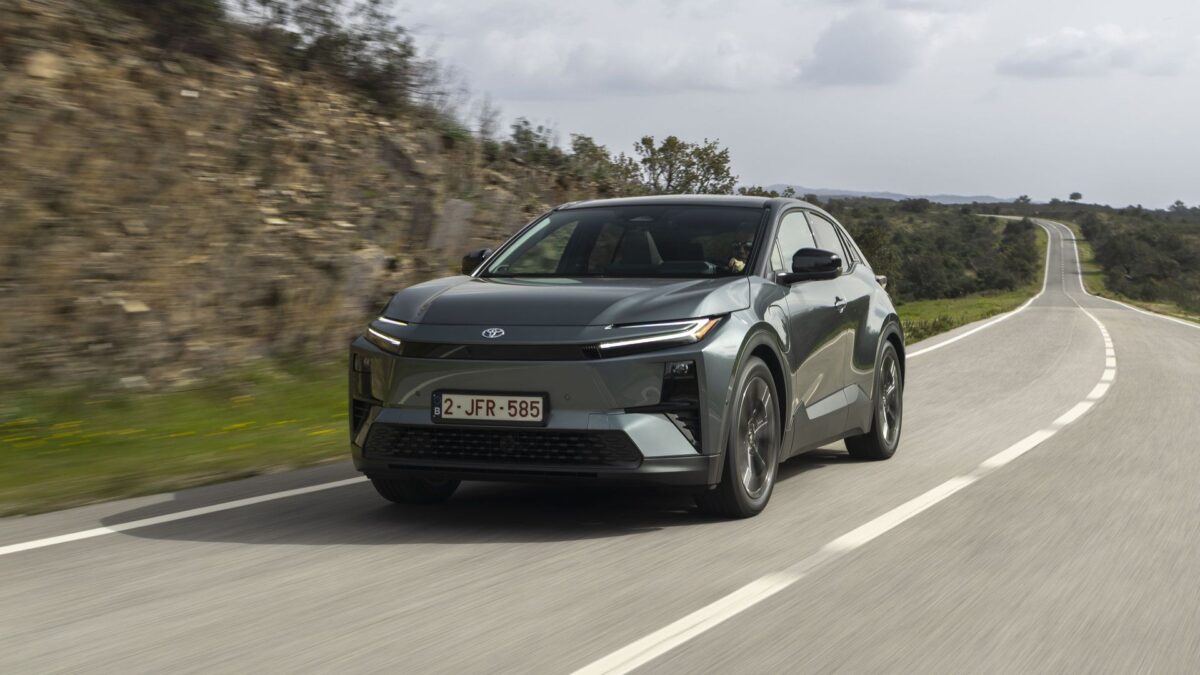 Toyota: Πάτησε Ελλάδα το νέο C-HR+ – Πόσο κοστίζει