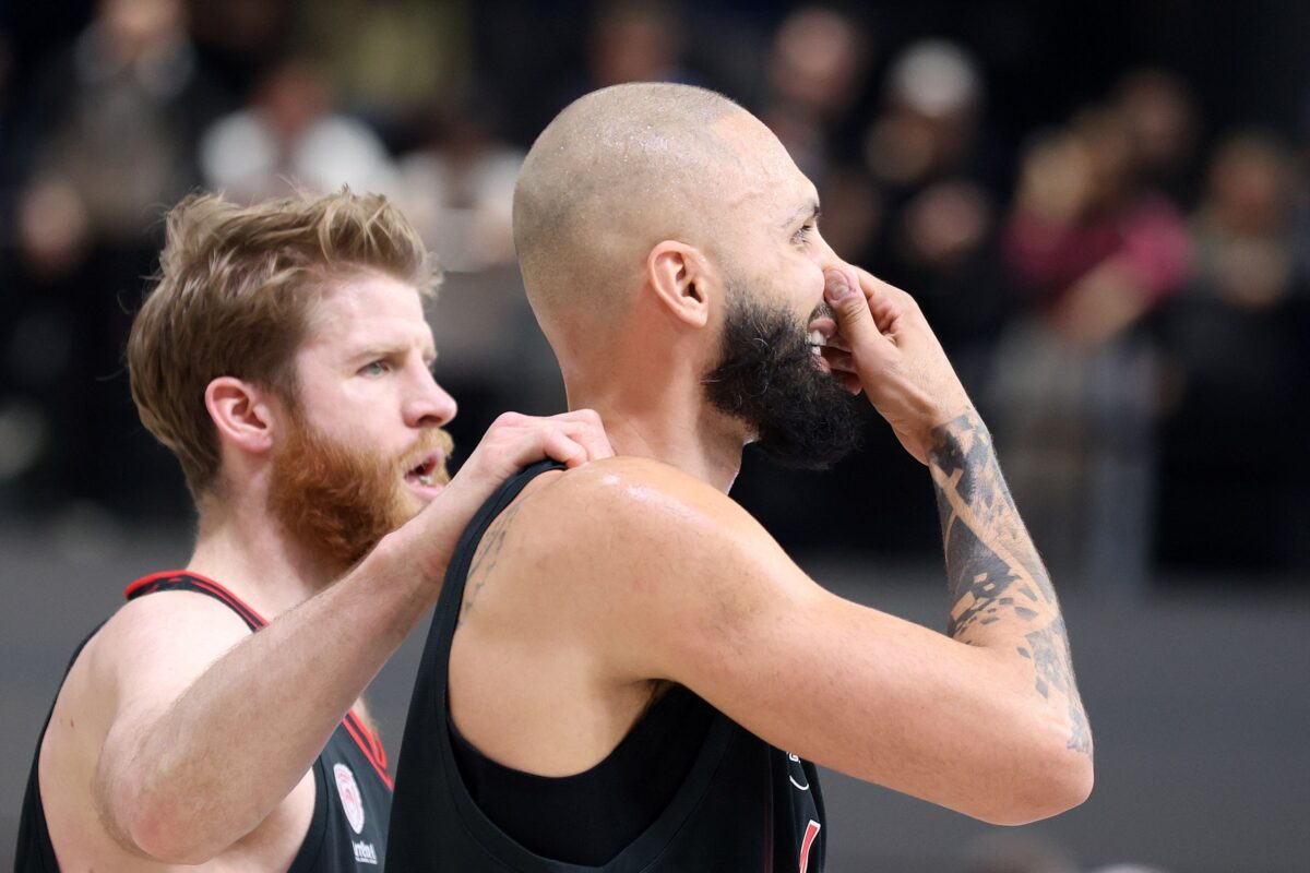 Αυτή είναι η φωτογραφία με τον οπαδό του Πανιωνίου να κάνει χειρονομίες στον Εβάν Φουρνιέ