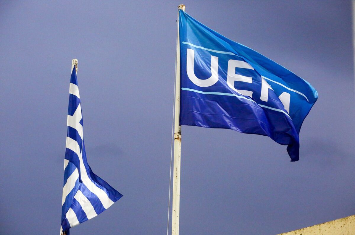 Οι σημαίες UEFA και Ελλάδας