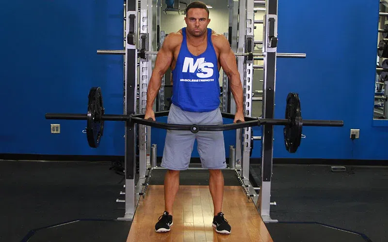 Barbell Shrugs: Η Άσκηση που Χτίζει Δυνατούς και Πυκνούς Τραπεζοειδείς