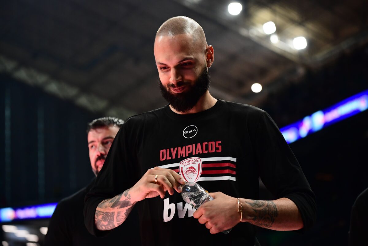 Φουρνιέ και Μπαρτζώκας πάτησαν glass floor και αποδοκιμάστηκαν – Ο Γάλλος χαιρέτησε την κερκίδα (vid)