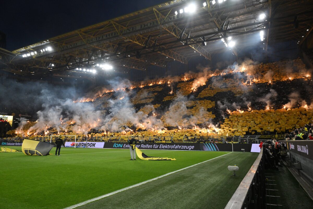 Συγκλονιστική κίνηση από τους οπαδούς της Ντόρτμουντ: Πανό στα ελληνικά για τα θύματα των Τεμπών (pic)