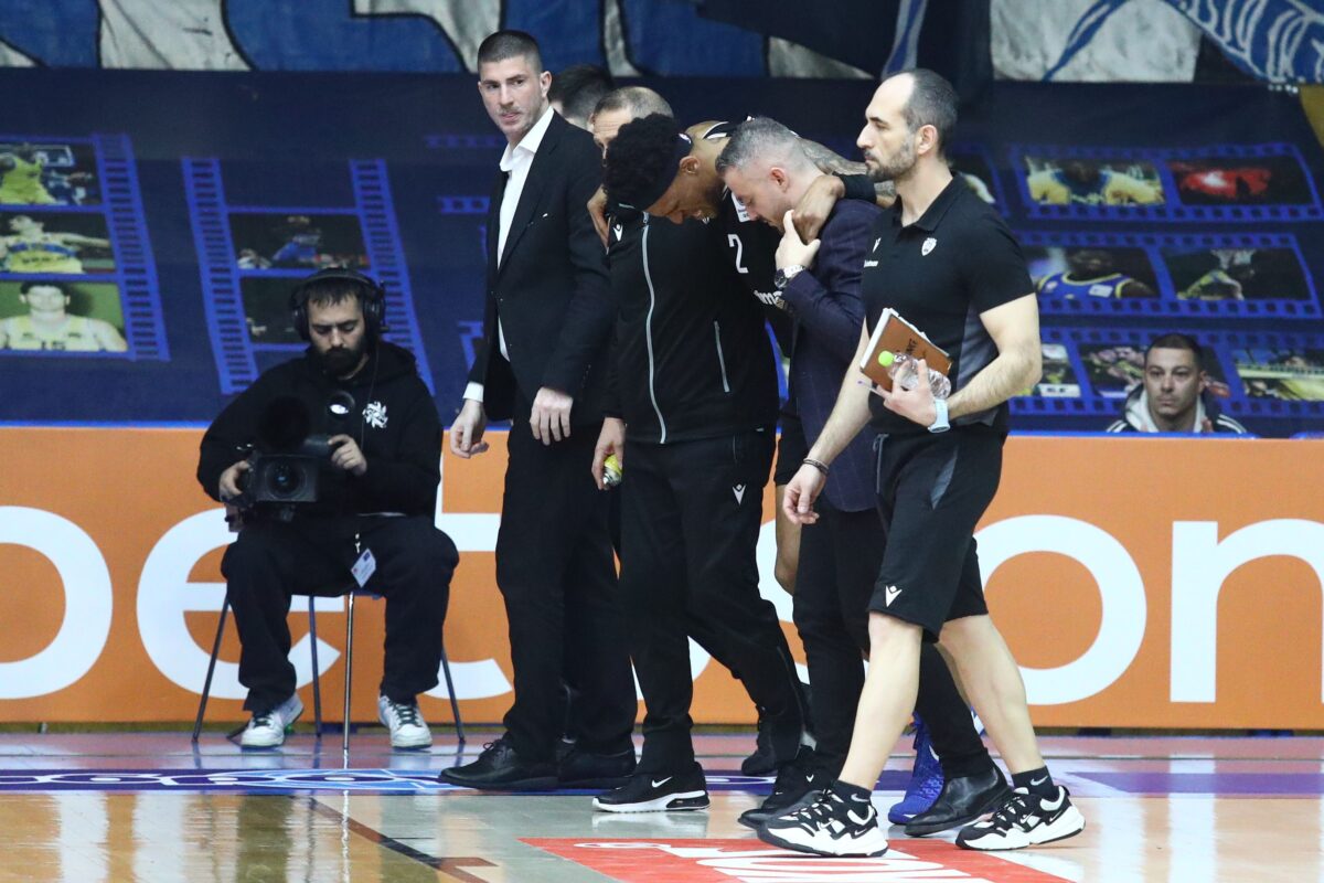 Νέο απρόοπτο στον ΠΑΟΚ με Μέλβιν – Αποχώρησε υποβασταζόμενος