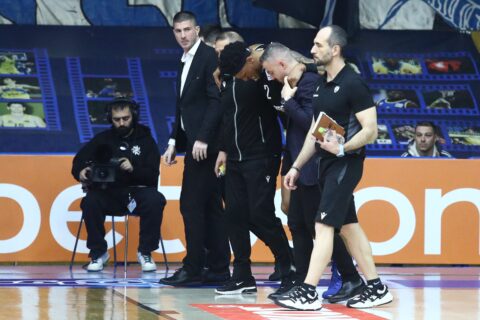Νέο απρόοπτο στον ΠΑΟΚ με Μέλβιν – Αποχώρησε υποβασταζόμενος