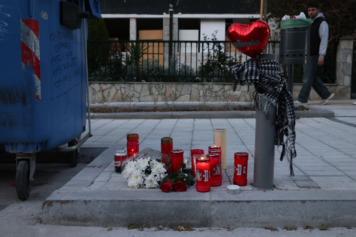 Θρήνος στην Καλαμαριά: Κεριά και κασκόλ του ΠΑΟΚ στο σημείο της δολοφονίας του 20χρονου (vid+pics)