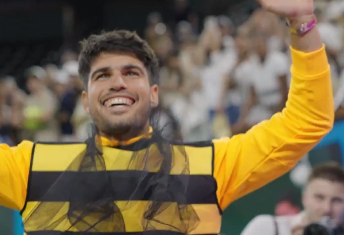 Φοβερό σκηνικό στο Indian Wells – Ο Αλκαράθ ντύθηκε… μέλισσα μετά τη νίκη του! (vid)