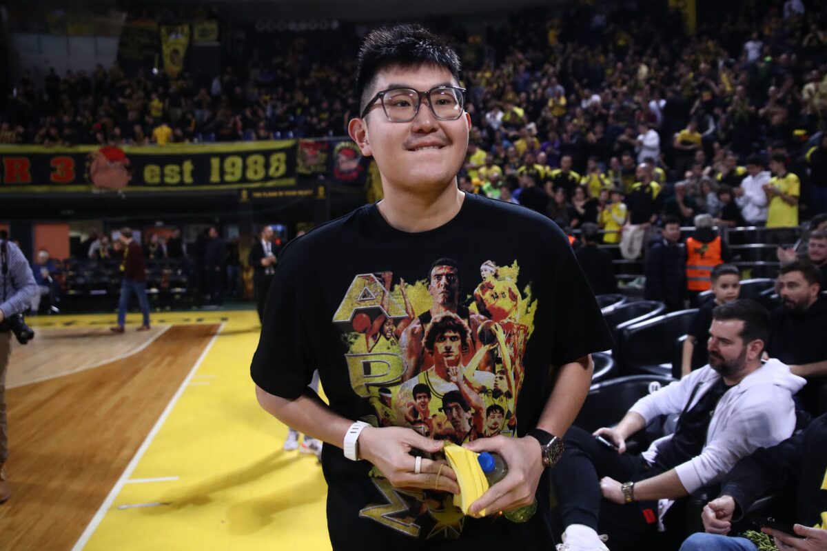 Πώς προέκυψε η viral μπλούζα που φόρεσε ο Ρίτσαρντ Σιάο στο Άρης-Νεπτούνας