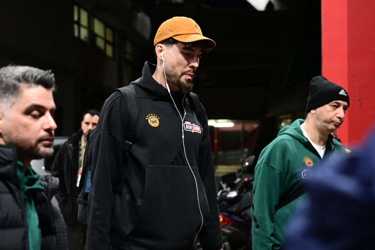 Η άφιξη του Παναθηναϊκού στο ΣΕΦ για το ντέρμπι με τον Ολυμπιακό – Το βίντεο του Sportal