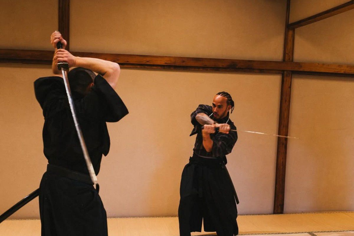 Ο Λιούις Χάμιλτον έγινε… σαμουράι με τον χορογράφο του Kill Bill