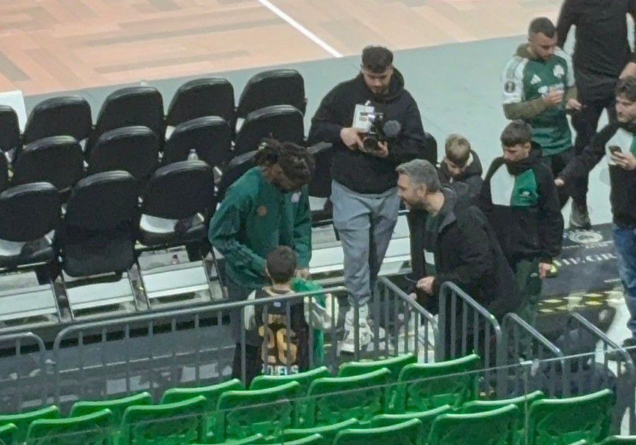 Ο Λεσόρ έβγαλε φωτογραφίες και υπέγραψε αυτόγραφα μετά το ματς με τη Ζαλγκίρις (vid)