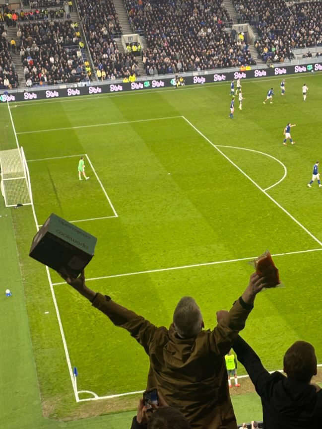 Οπαδός της Έβερτον «έσκασε» στο γήπεδο με… τοστιέρα και τηγανίτες