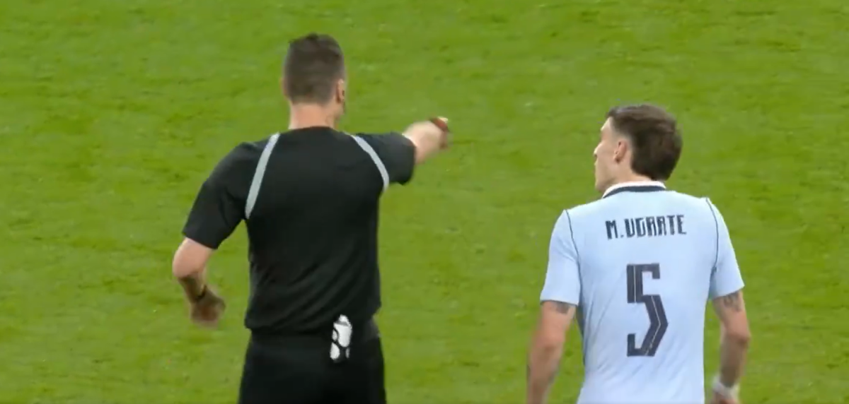 Απίθανα πράγματα στο Αγγλία – Ουρουγουάη: Ο Ουγκάρτε δέχτηκε δύο κίτρινες και δεν αποβλήθηκε – Δείτε το βίντεο