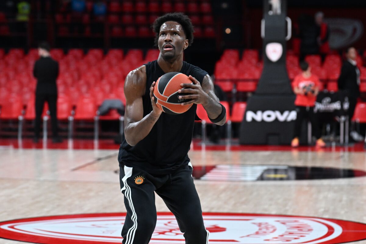 Χέιζ-Ντέιβις πρώτος στο παρκέ για το ζέσταμα πριν το ντέρμπι «αιωνίων» – Το βίντεο του Sportal