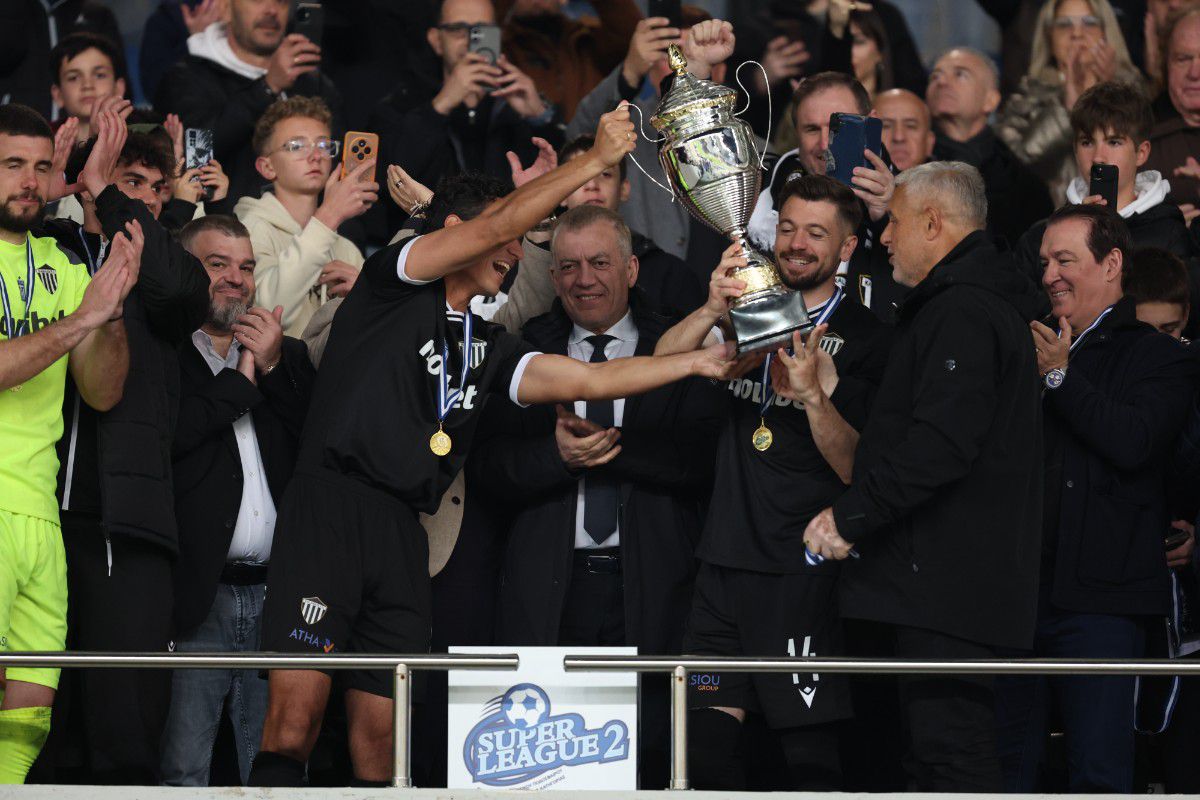 Η απονομή του τροπαίου του Σούπερ Καπ από την Καλαμάτα