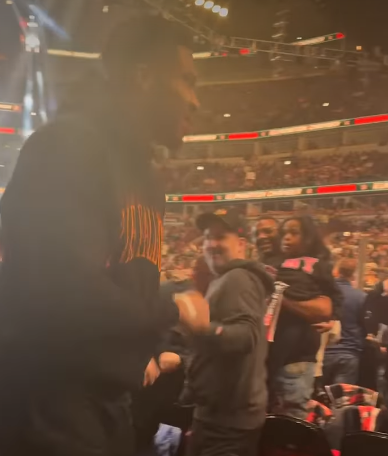 Η εμφάνιση-έκπληξη του Γιάννη Αντετοκούνμπο στο Elimination Chamber του WWE (vid)