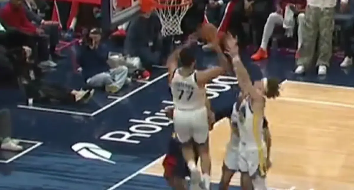 Απίθανο αυτοκαλάθι του Γιούρτσεβεν στο ματς των Ουόριορς (vid)