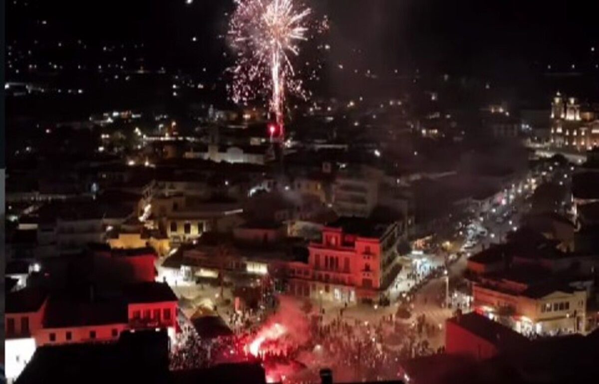 Χαμός στην Καλαμάτα: Το πούλμαν έφτασε και τα καπνογόνα πήραν φωτιά… (vid)