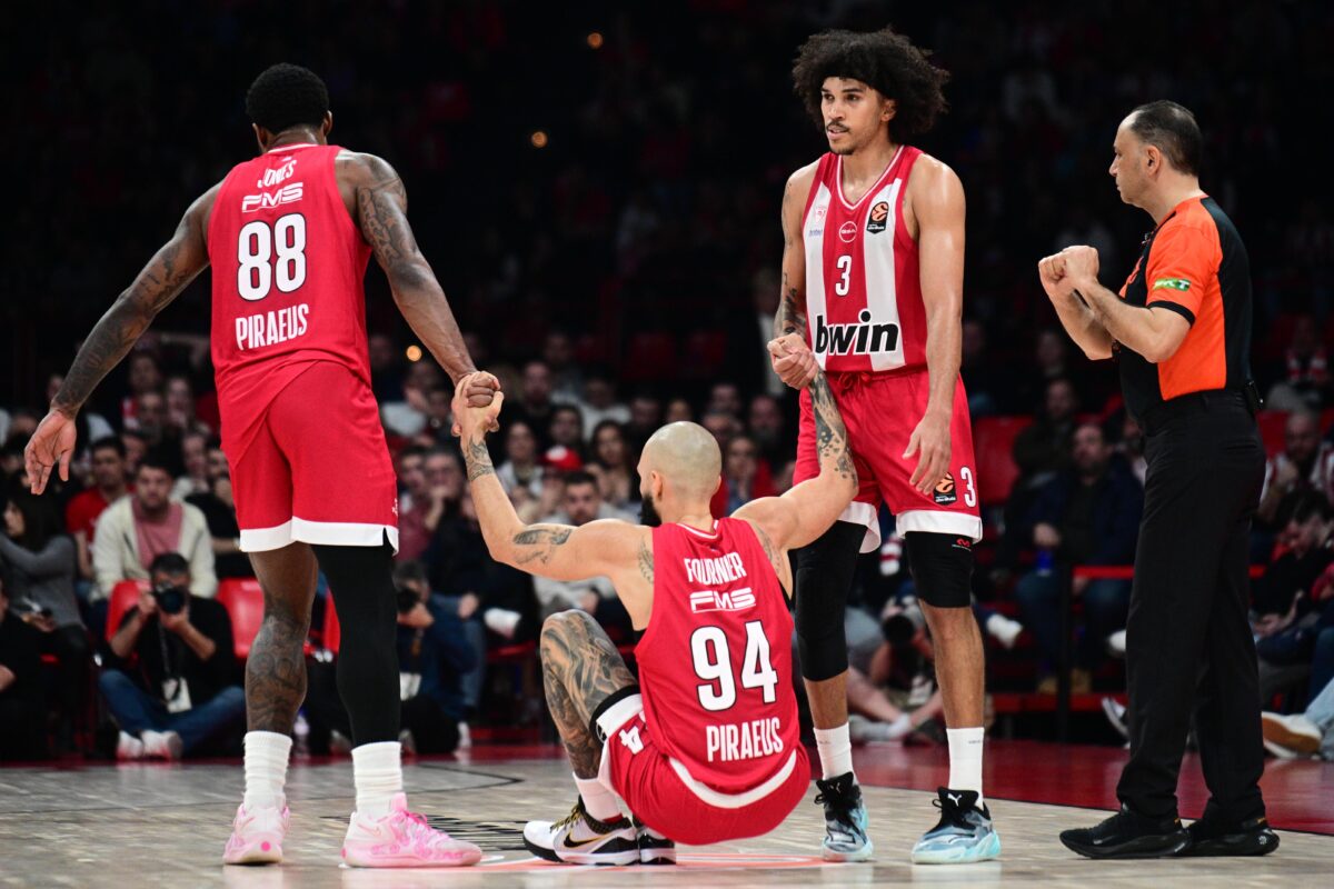 Τα «ερυθρόλευκα» χαμόγελα και τα αυτόγραφα στον κόσμο – Η παρακάμερα του Ολυμπιακού (vid)