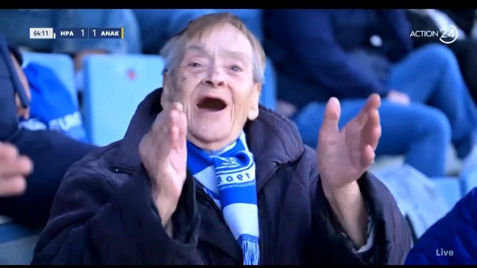 Συγκίνηση στο Καυτανζόγλειο: Η κυρία Χάιδω τραγούδησε για τον Ηρακλή και «μάγεψε» τους πάντες (vid)