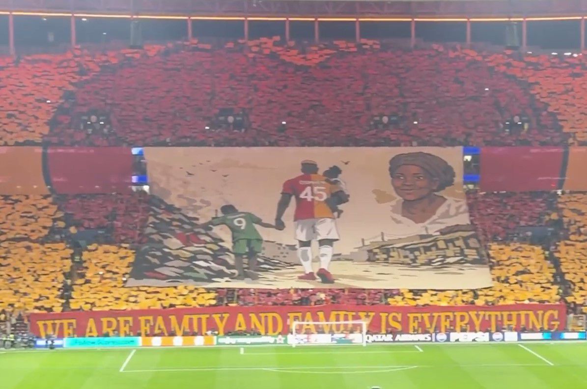 Συγκίνηση για τον Οσιμέν: Το κορεό των οπαδών της Γαλατασαράι για τη μητέρα του που τον έκανε να δακρύσει (pics & vid)