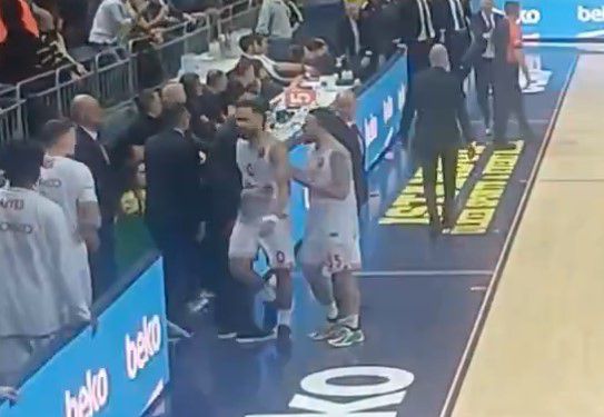 Σοβαρό επεισόδιο ανάμεσα σε Τζέιμς και Οκόμπο – Τους χώρισαν οι συμπαίκτες τους (vid)