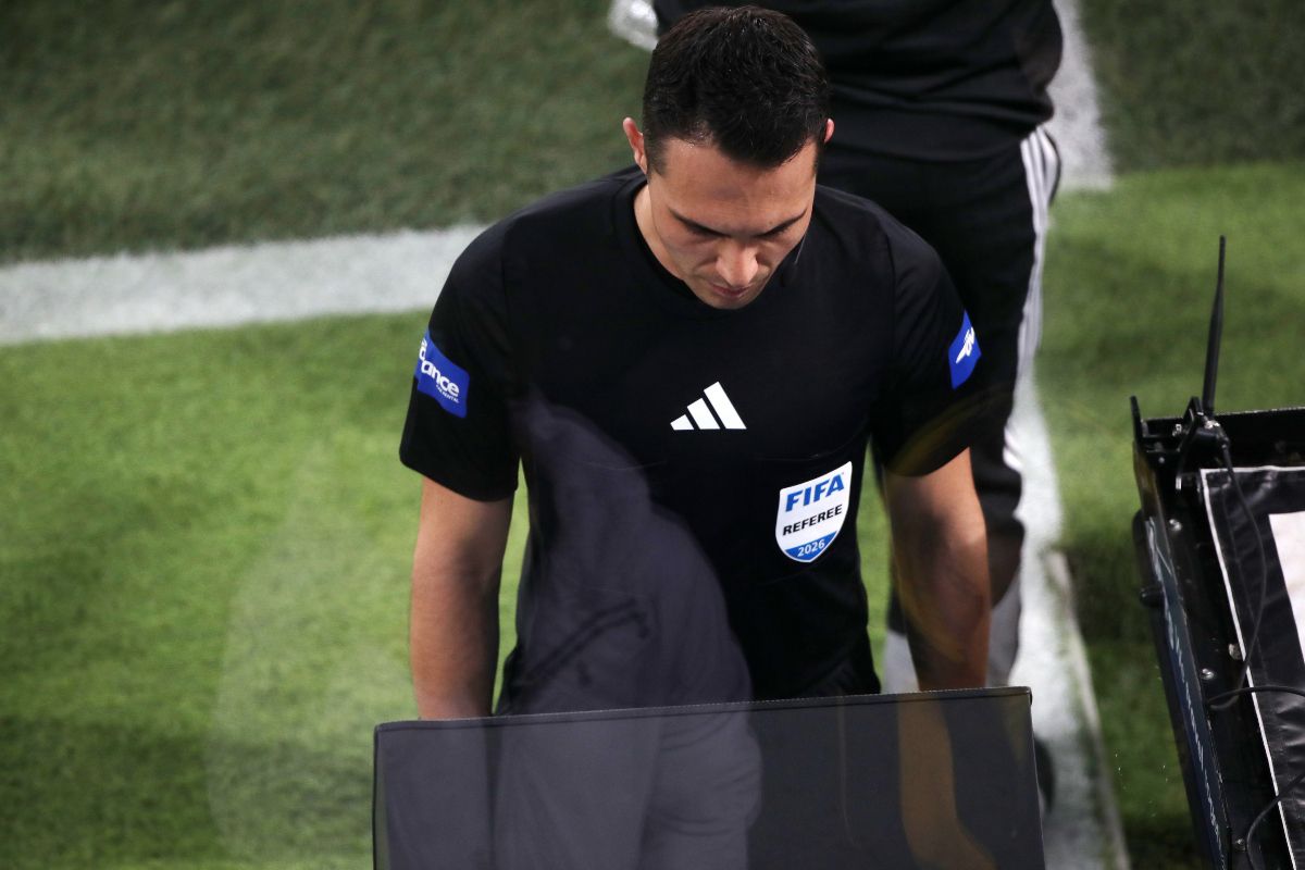 Σφύριγμα για πέναλτι για την ΑΕΚ, αλλαγή απόφασης με VAR