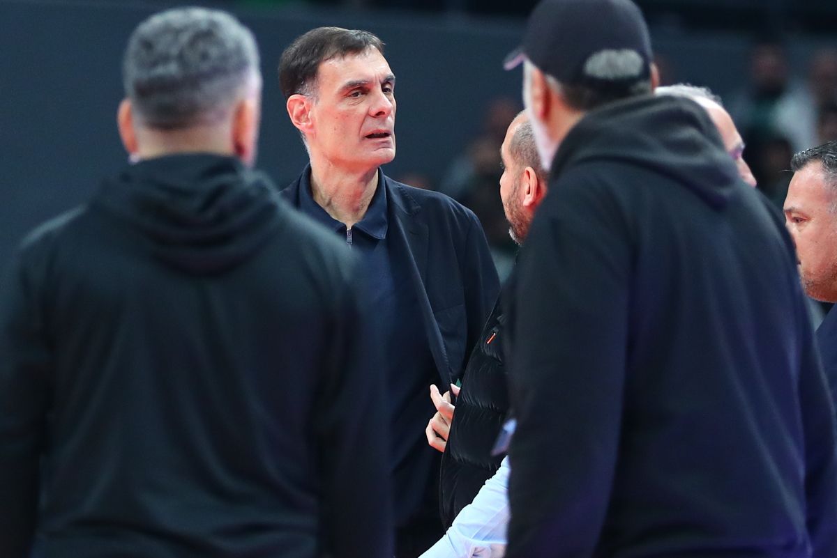 Καταγγελία Ολυμπιακού: «Άνθρωπος που συνόδευε τους διαιτητές είπε στον Μπαρτζώκα “Φύγε από δω ρε μ@λ@κ@”»