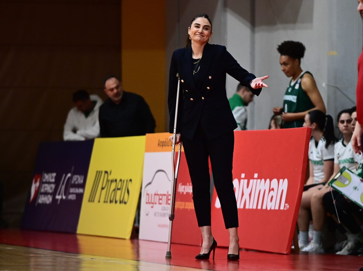 Με πατερίτσα και ψηλοτάκουνα στο ΣΕΦ η Σελέν Ερντέμ (vid)