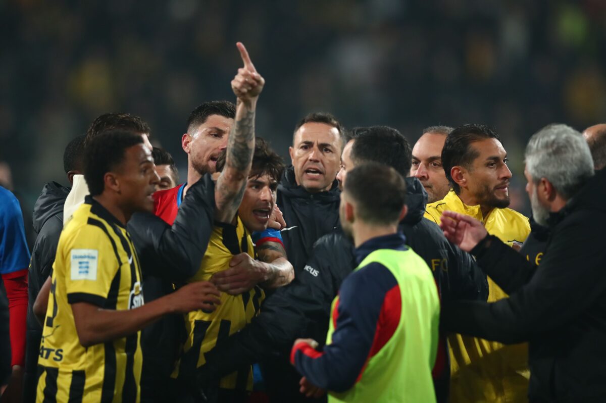 Χαμός στο φινάλε του Βόλος – ΑΕΚ: «Ντου» στον Τσιμεντερίδη και ένταση μετά τη λήξη