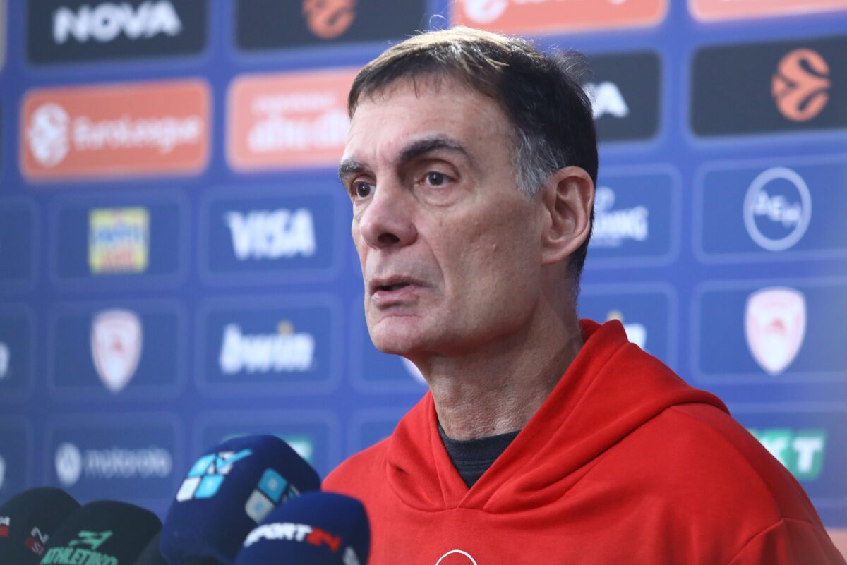 Μπαρτζώκας: «Να παίξουμε ένα μπάσκετ το οποίο αύριο θα κερδίσει – Δεν ξέρω πώς σκέφτονται στον Παναθηναϊκό» (vid)