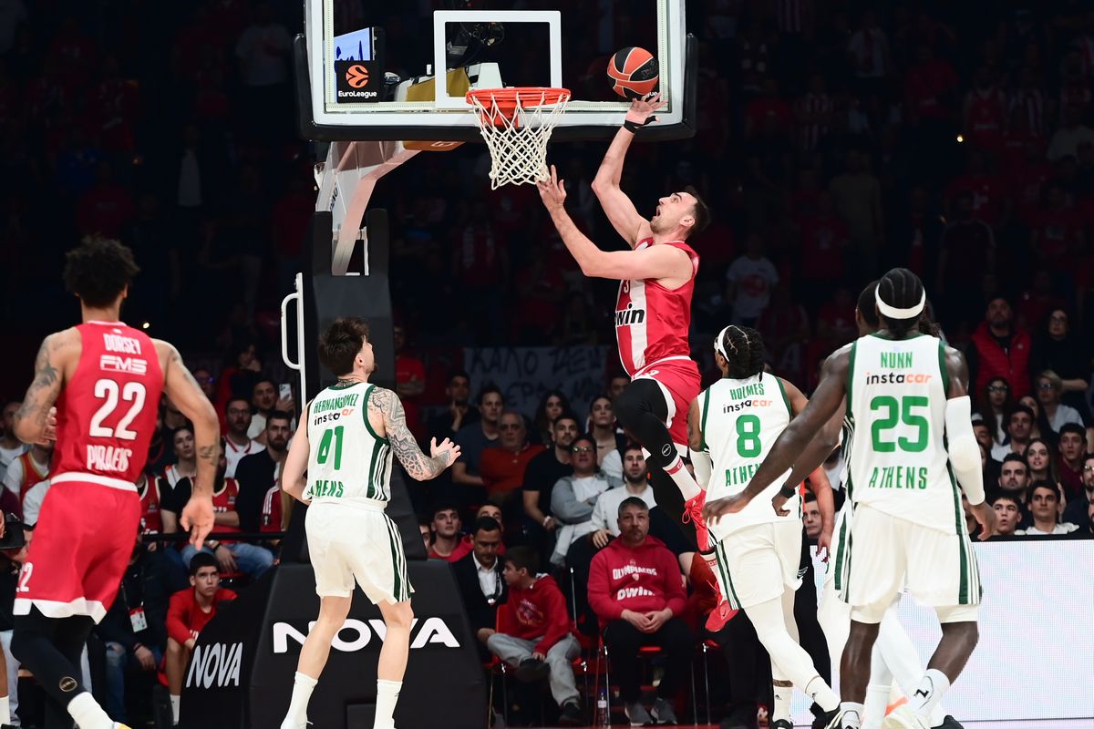 Ο σαρωτικός Μιλουτίνοφ έκανε τη διαφορά για τον Ολυμπιακό στο πρώτο μέρος στο ΣΕΦ