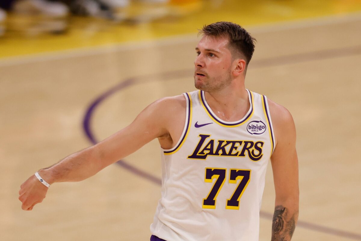 Με πενηντάρα του Ντόντσιτς, οι Λέικερς διέλυσαν τους Μπουλς