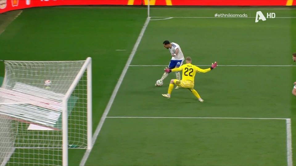 Στο δοκάρι η τρομερή εκτέλεση του Παυλίδη από δύσκολη γωνία