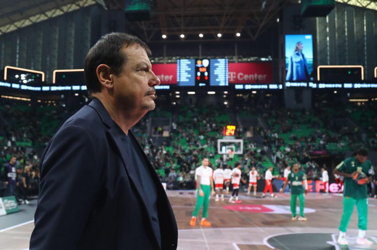 Ο Αταμάν μπήκε στον αγωνιστικό χώρο για να διαμαρτυρηθεί και δέχθηκε τεχνική ποινή (vid)