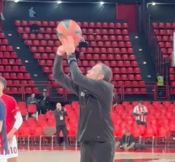 Ο προπονητής της Μπασκόνια στο shoot around μαζί με τους παίκτες του – Το βίντεο του Sportal