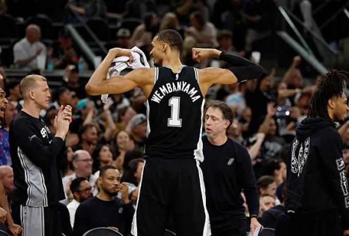 Nίκη με άνεση για τους Σπερς απέναντι στους Πέισερς με κορυφαίο τον Ουεμπανιάμα