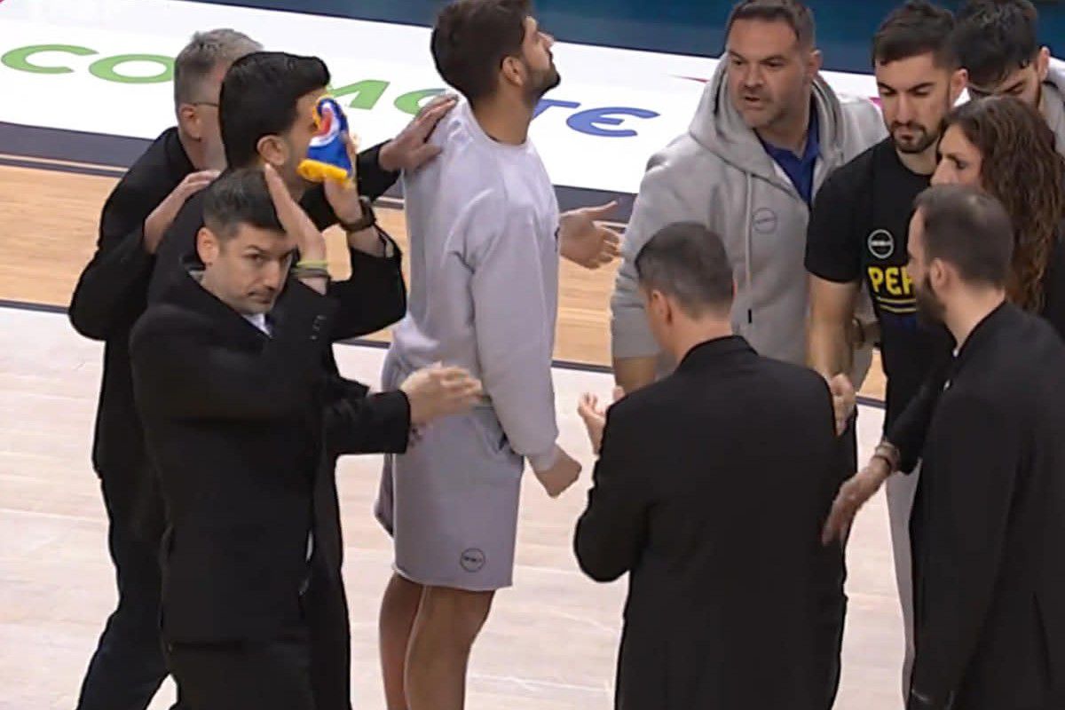 Ο κόσμος της ΑΕΚ δεν ξεχνά – Χειροκρότημα στη «Sunel Arena» για τον Βασίλη Ξανθόπουλο