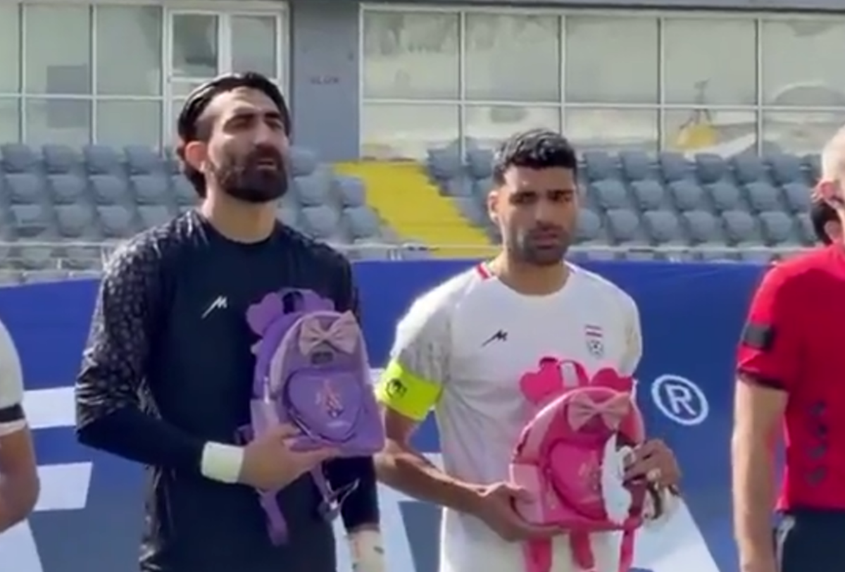 Συγκλονιστικός Ταρέμι και οι διεθνείς του Ιράν – Τίμησαν τη μνήμη των παιδιών που πέθαναν στη Μινάμπ (vid)