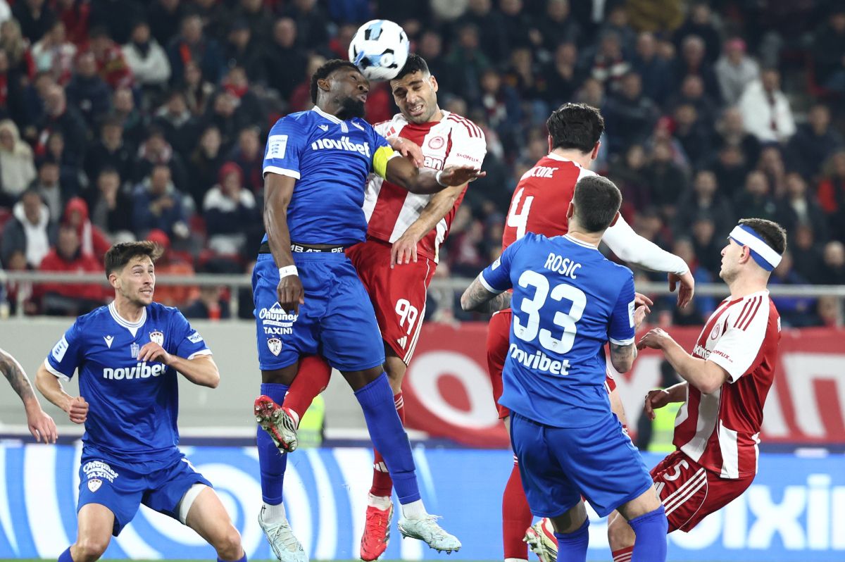 Συμβολική κίνηση στο Ολυμπιακός – ΑΕΛ Novibet: Ο Ταρέμι αντάλλαξε φανέλα με τον Ναόρ (pic)