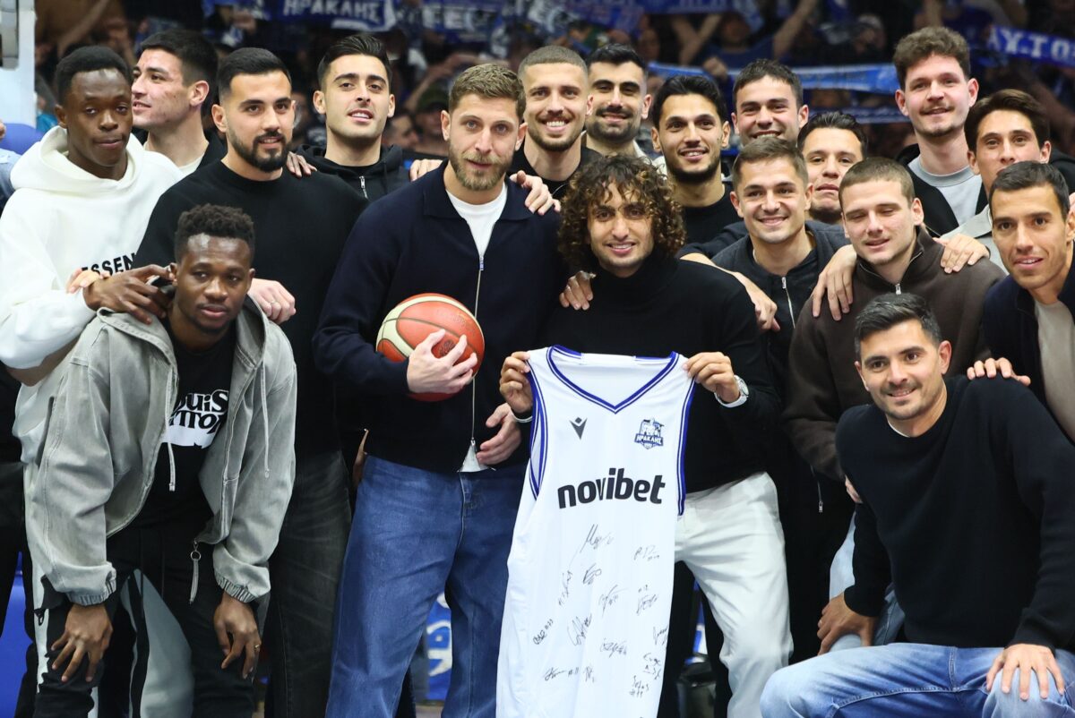 Γιορτή στο Ιβανώφειο: Η ομάδα μπάσκετ του Ηρακλή τίμησε τους ποδοσφαιριστές για την άνοδο (vid+pics)