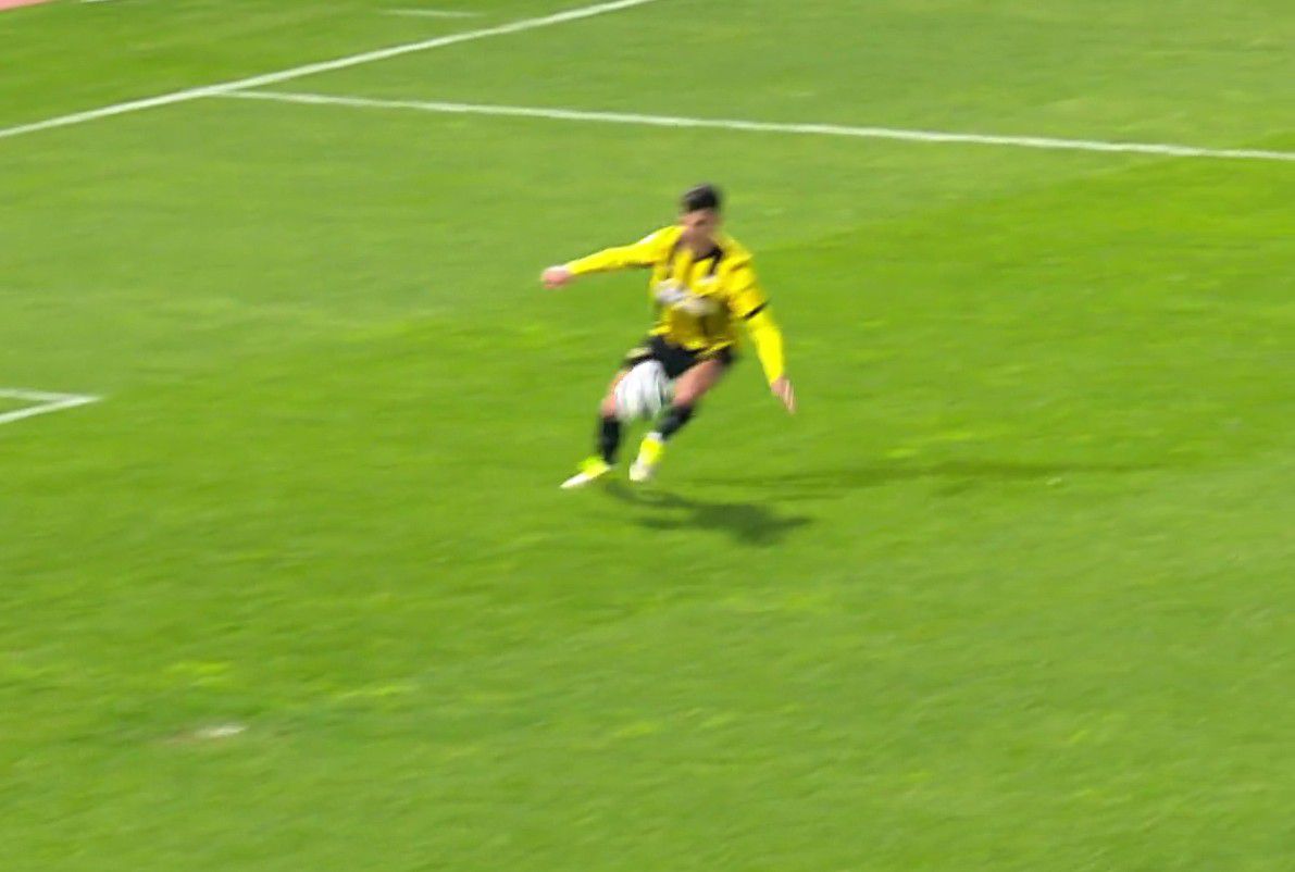 Με πέναλτι το 2-1 ο Βόλος – Έξαλλοι οι άνθρωποι της ΑΕΚ για το χέρι που έδωσε ο Τσιμεντερίδης